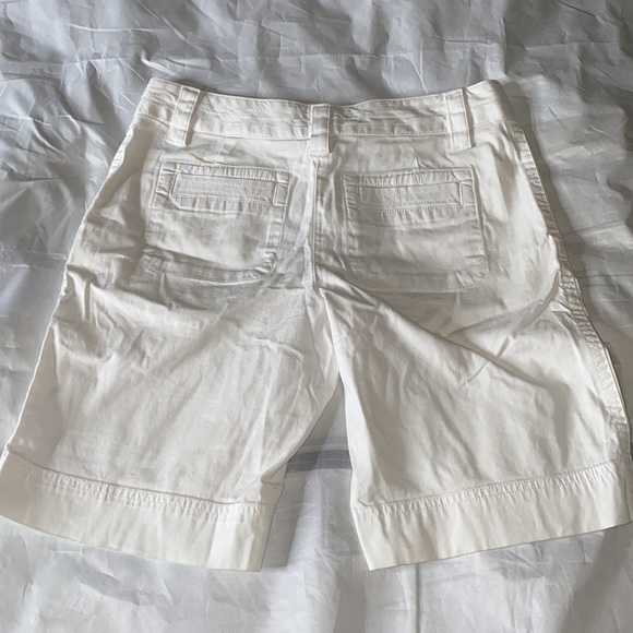 Lands’ End size 4P 98% cotton 2% spandex white shorts - Picture 2 of 3